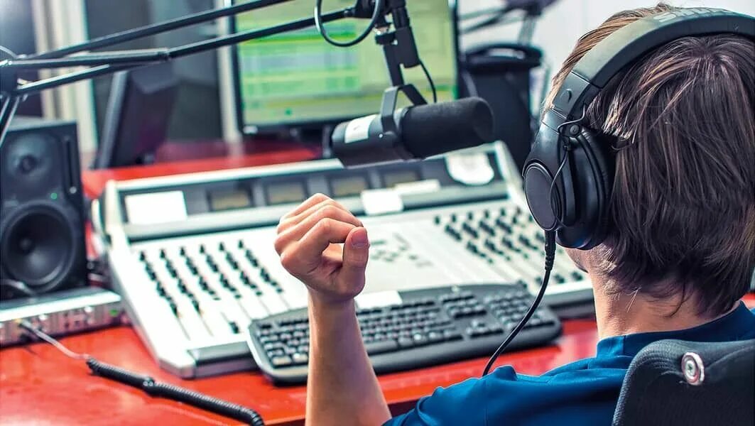 Радиоведущий. Реклама на радио. Голос из радиоэфира. Звукооператор с микрофоном. Реклама на радио.