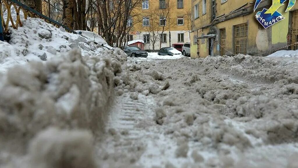 Ничего не чищено. Снег во дворе. Мурманск снег во дворах. Неочищенные дворы от снега. Сугробы в Мурманске.