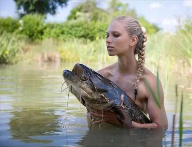 Девушка с сомом. Рыбак хвалится рыбой. Рыбаки показ рыба во!!!!. Вот такую рыбу поймал. Как понравиться рыбам