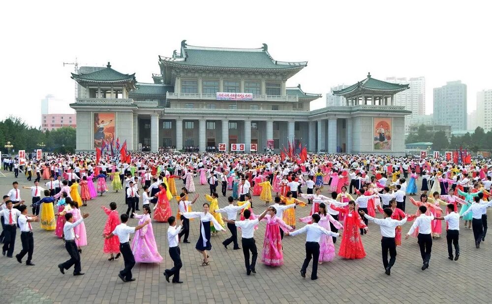 Какое время северной кореи. Северная Корея Пхеньян. Северная Корея Пхеньян праздник. КНДР Пхеньян население. Корейская народно-Демократическая Республика.