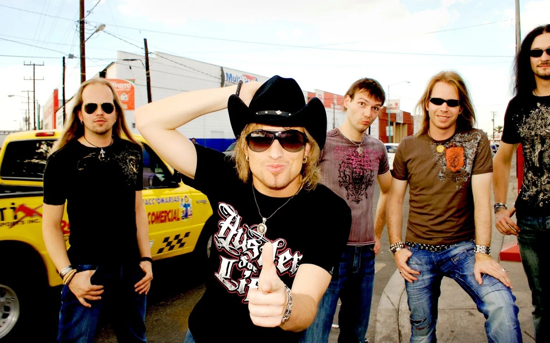 Много людей в очках. Nirvana. Группа людей в солнцезащитных очках. Вечеринка в стиле ботаников. Толпа в солнечных очках.