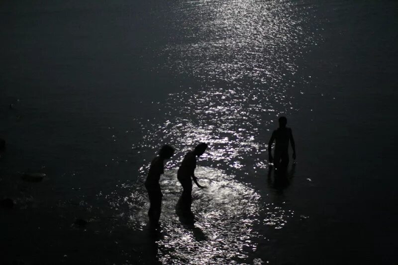 Мыться ночью. Ночные купания личное. Крещение господне окунание иордан. Ночное купание в море. Ночное купание девушек.