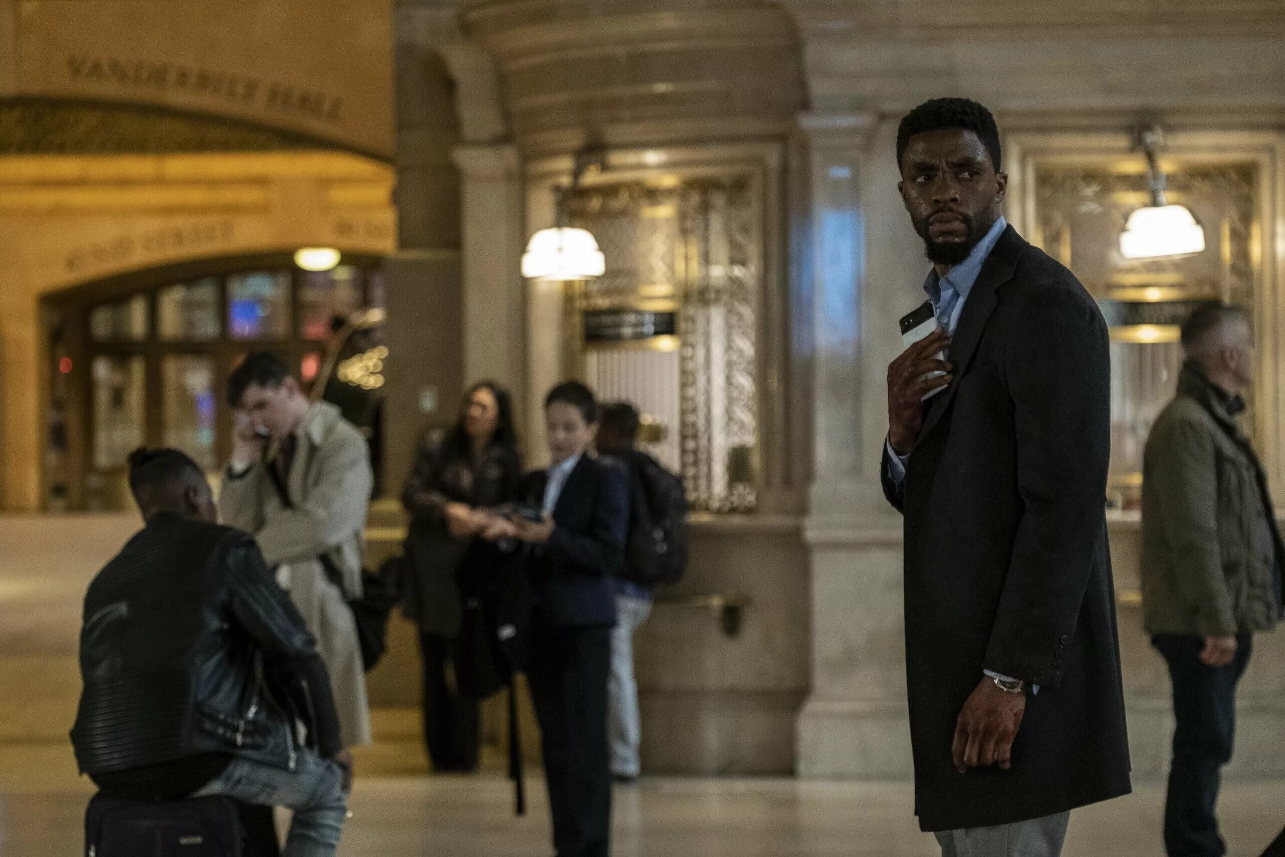 Мост 21. 21 мост фильм. 21 мост (2019). чедвик боузман 21 мост. чедвик боузман в фильме 21 мост.