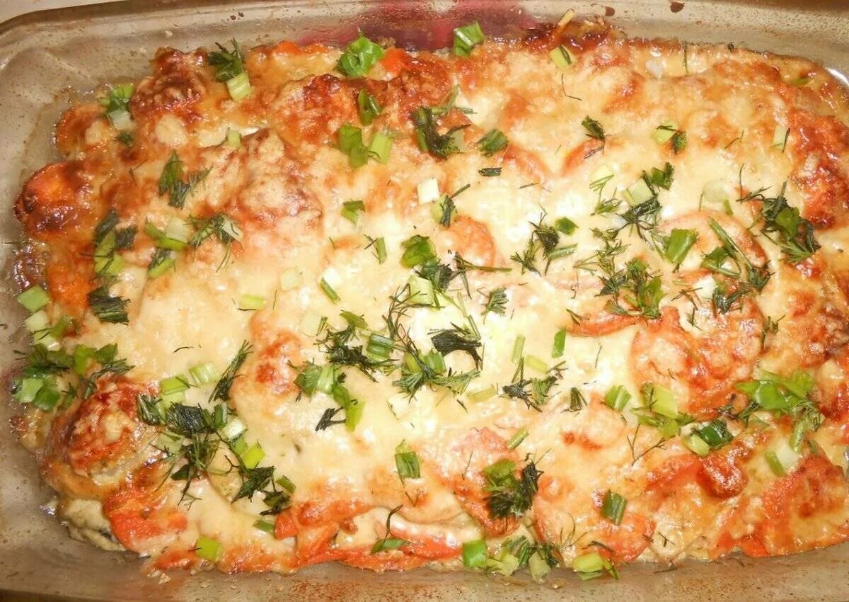 Горбуша в духовке сочная с овощами. Красная рыба под шубой в духовке. горбуша запеченная под шубой. горбуша под овощной шубой. горбуша под шубой в духовке.