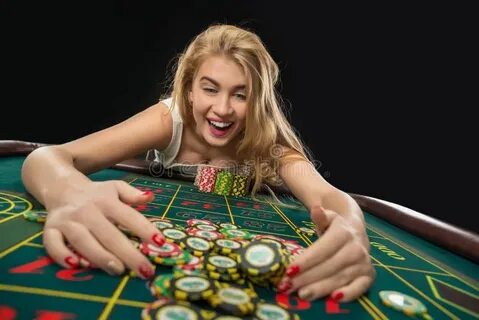 Женщина играет своими
