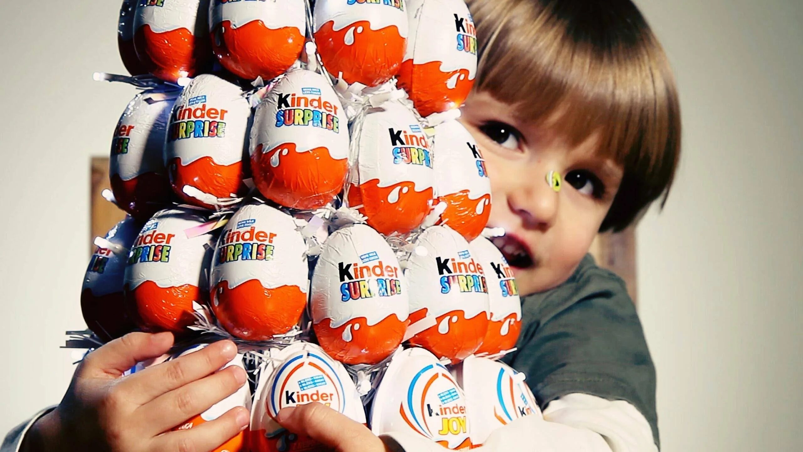 Киндер сюрприз. Kinder сюрприз. Киндарсюрприс. Kinder шоколад реклама. Яйцо киндер сюрприз.