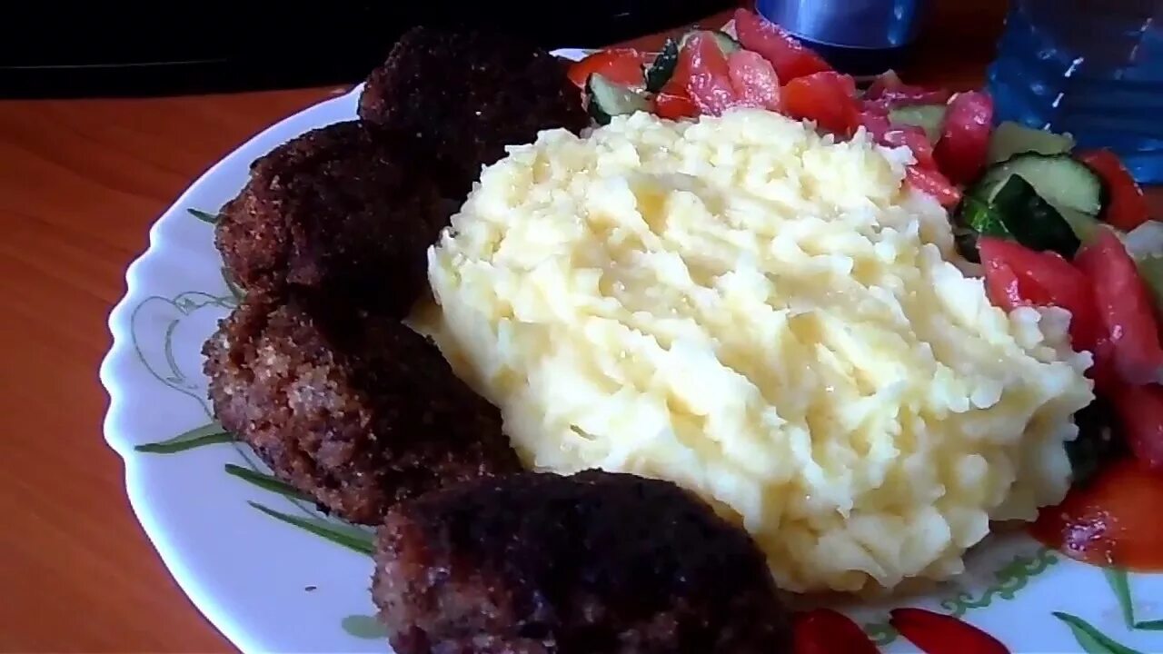 Пюре с котлетой и салатом. Пюре с котлетой. картофельное пюре с котлетой. гарнир к котлетам.