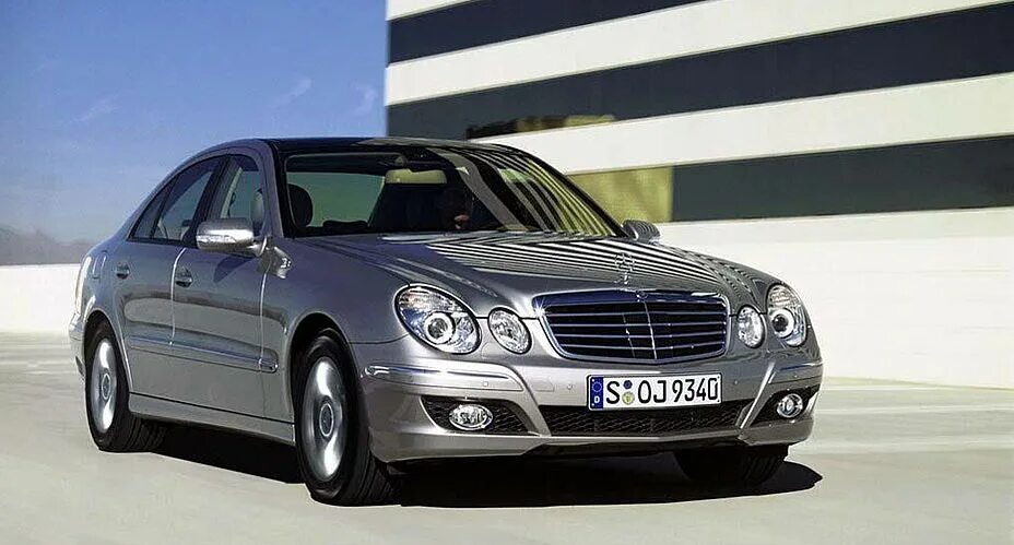 Mercedes benz e240. Мерседес w211 в москве. Мерседес w211 в москве. Мерседес w211 в москве. Мерседес 211 черный.