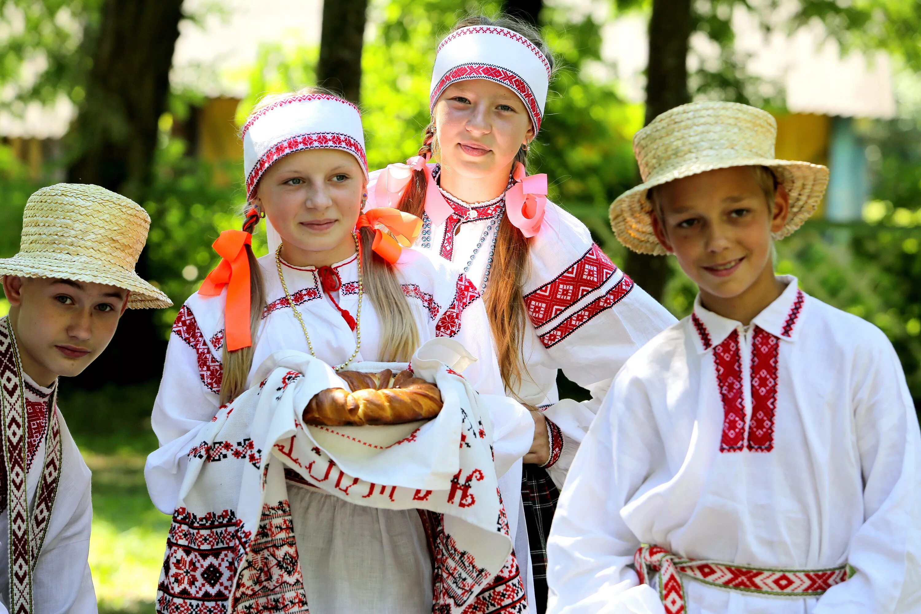 Белорусский национальный костюм. Костюм белорусов. Белорусский народный костюм. Традиционный белорусский костюм. Маленькие украинцы