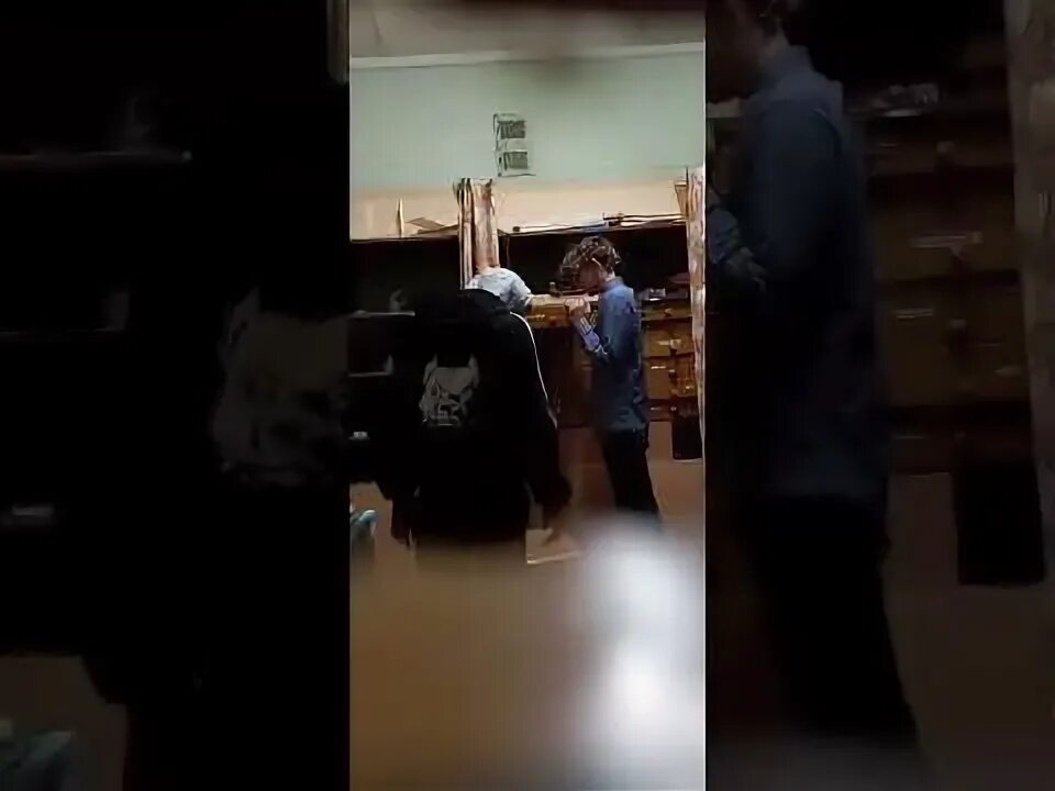 Проиграла желание видео. Мальчик проиграл в карты и разделся. Проиграла желание видео. Проиграла желание видео. Мальчик промград в карты.