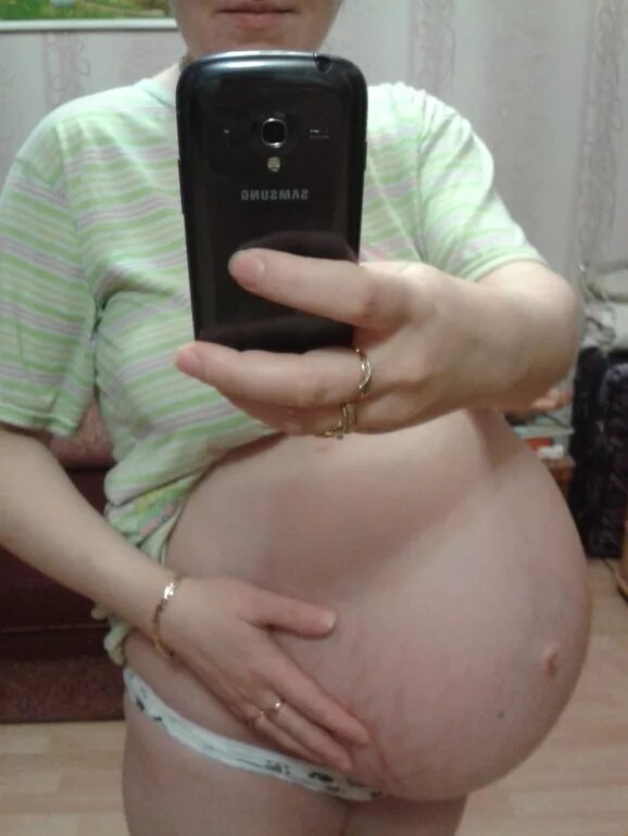 Женщина забеременела в 55. Живот крупный плод большой. Странная форма живота при беременности. Большой живот с одним плодом.
