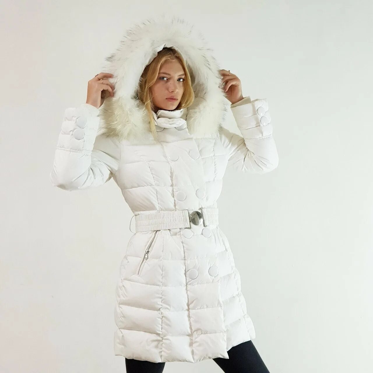 SNOWIMAGE пуховик белый с капюшоном. SNOWIMAGE пуховики женские куртки белые. Белый пуховик с мехом. Черно белый пуховик
