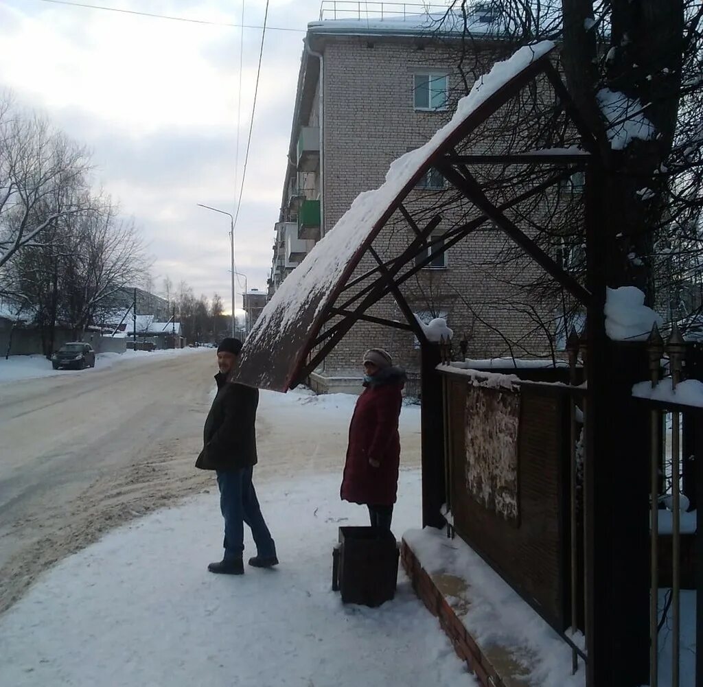 Остановка угрожать. Сломанный козырек. Сломанный навес. Авангард Вышний Волочек. Фабрика Авангард Вышний Волочек.