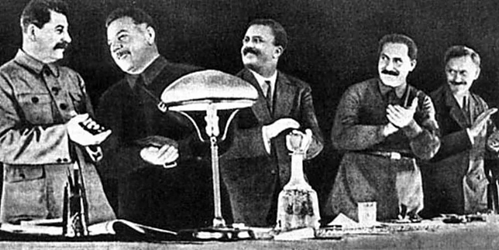 Съезд 1934 года. Сталин на 17 съезде ВКП Б. XVII съезд ВКП Б 1934 года. Сталин на 17 съезде партии. Сталин 1934.