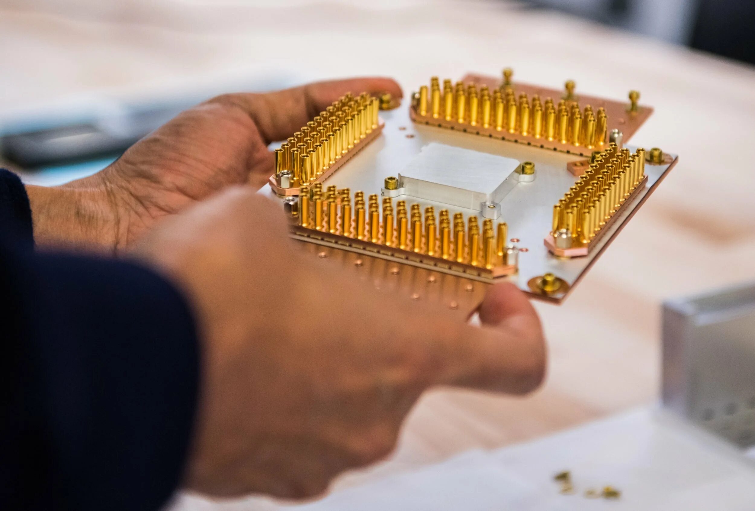 Как работает чип. Intel 49 кубитный квантовый чип. квантовый чип 700 bit от ibm. квантовый компьютер. квантовый процессор.