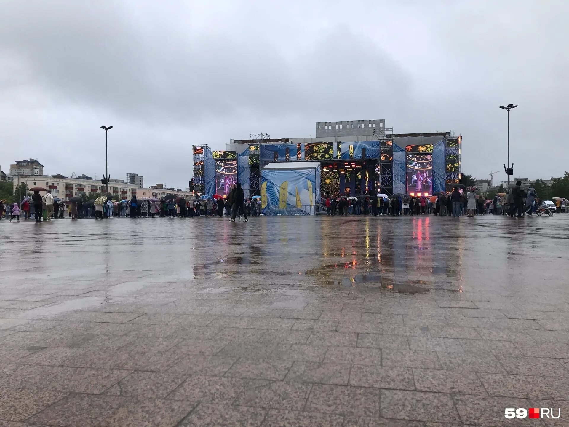 День города в перми сегодня. День города в перми сегодня. Пермь день города эспланада. Праздник в городе. Пермь празднование дня города.