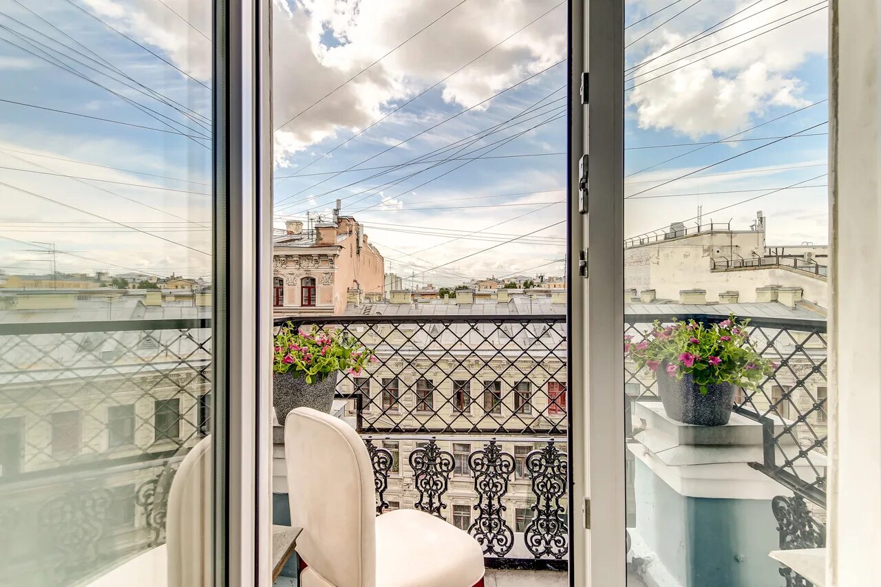 Отели петербурга с балконом. Квартиры на сутки на английской набережной. Питер канал грибоедова гостиница. Отели петербурга с балконом. Ул рубинштейна балкон санкт-петербург.