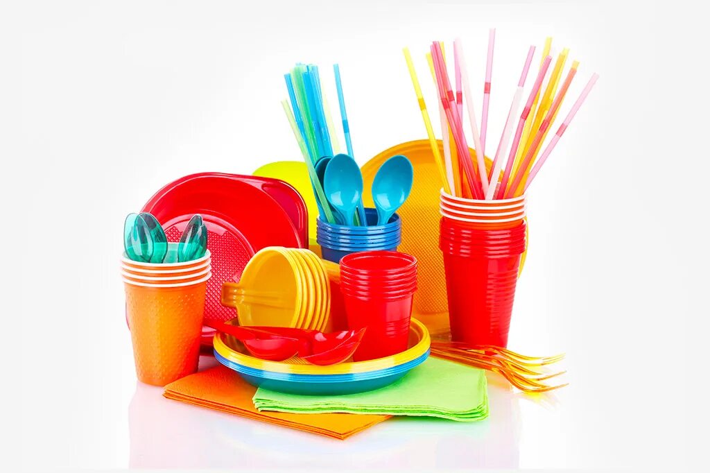 Одноразовая посуда. Пластиковая посуда. Посуда одноразовая пластиковая. Яркая пластиковая посуда. Plastic items