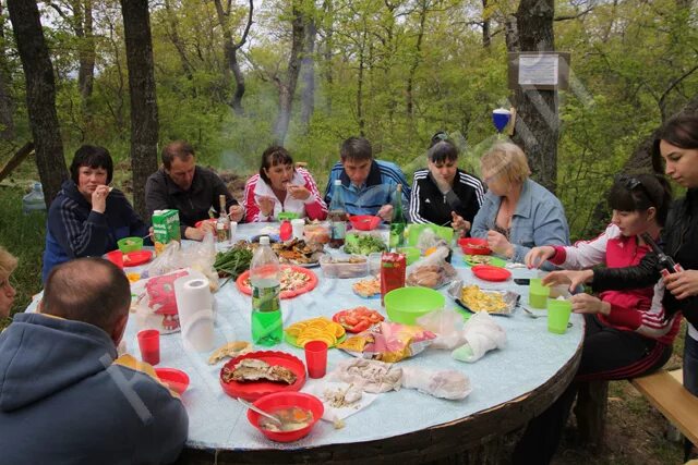 Празднуем день рождение на природе. Отметить день рождения на природе. Юбилей на природе. Праздник на природе для большой компании.