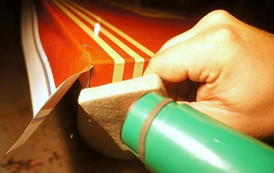 Как правильно клеить пленку на мебель. Самоклеющаяся пленка для дверей. Оклейка углов самоклеющейся пленкой. Плёнка для торцов дверей самоклеющаяся. Приклеить самоклеющуюся пленку углы.