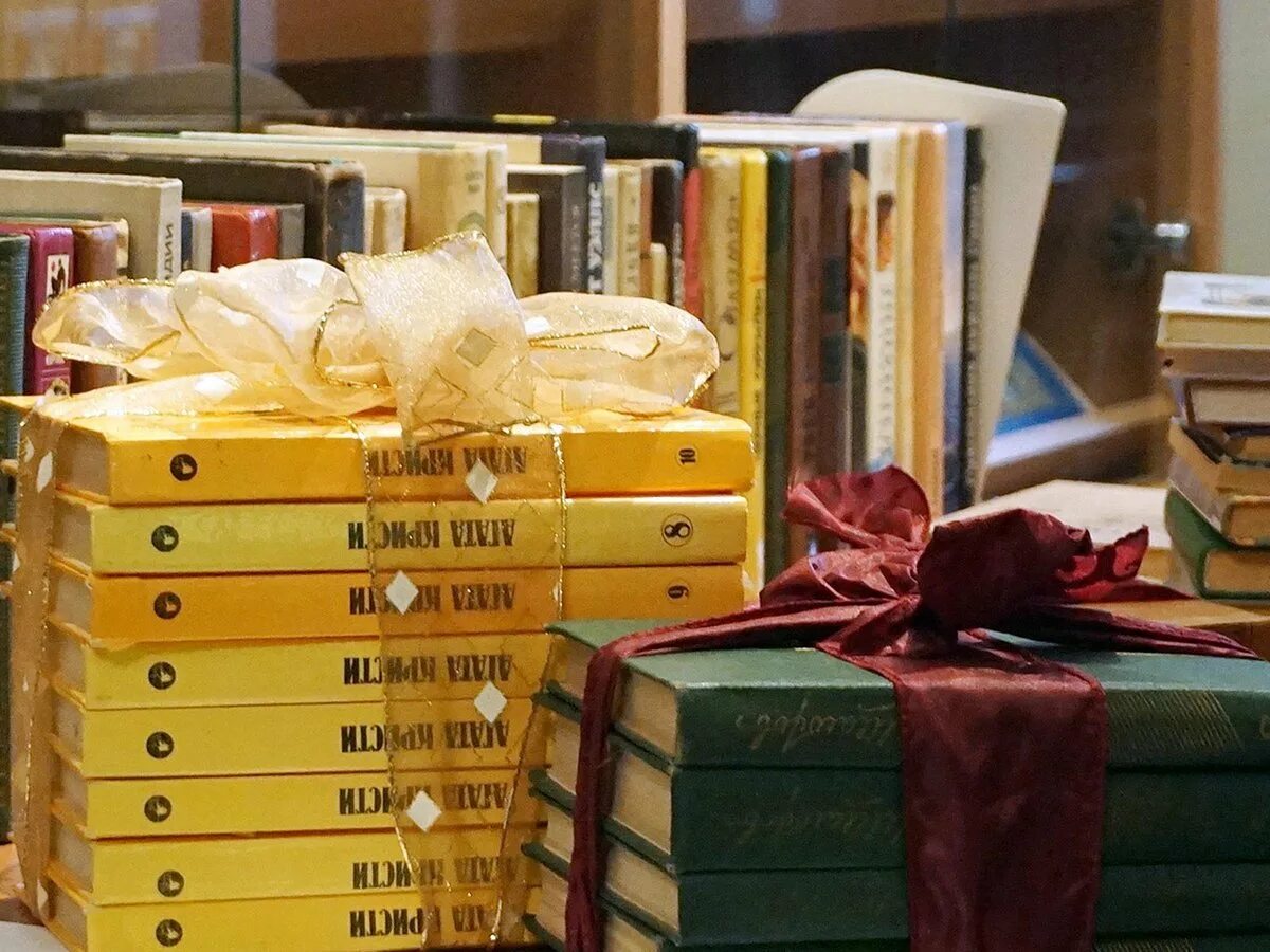 Книга в подарок. Стопка книг в библиотеке. Стопка книг в подарок. Подарок библиотеке. Продать книги автора