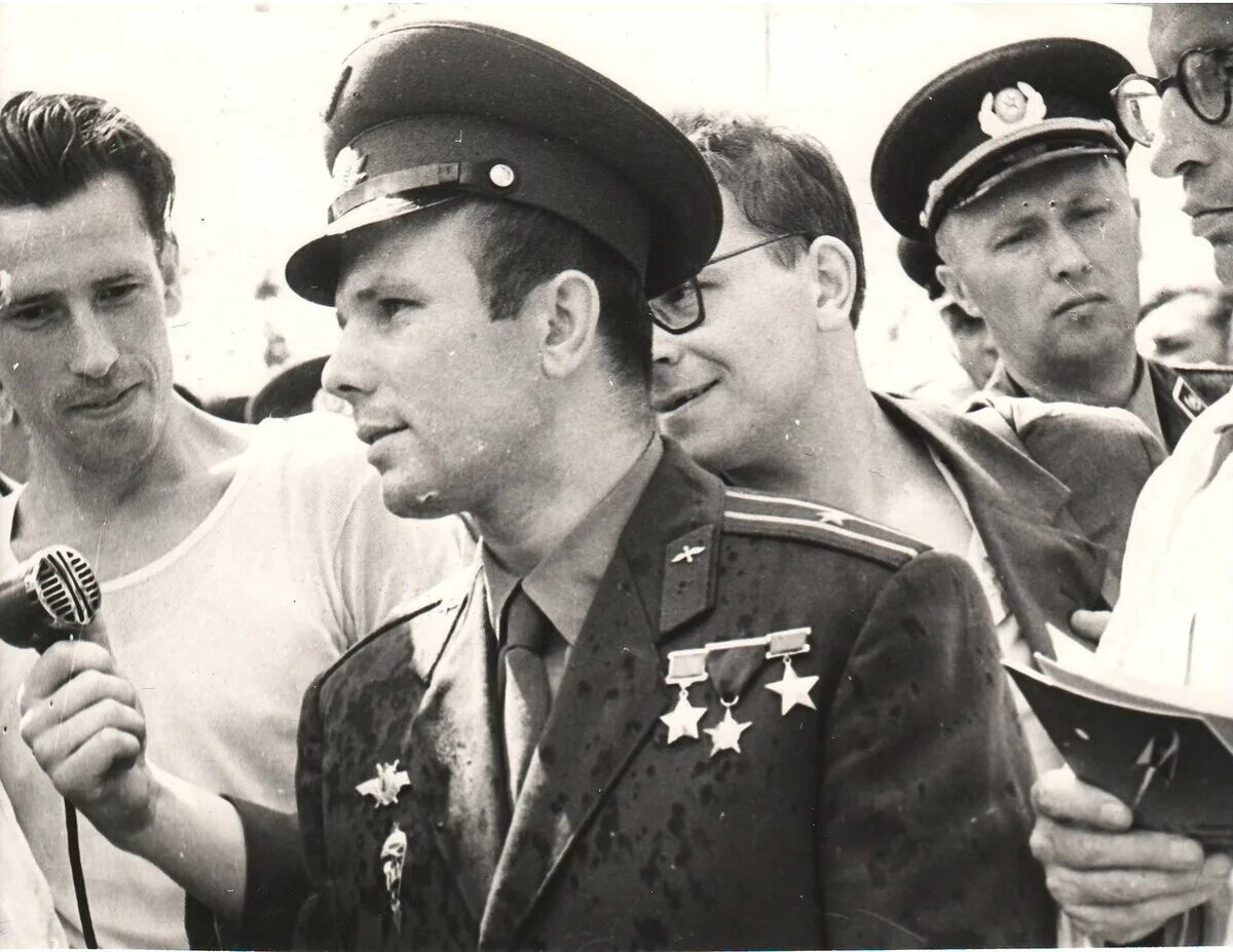 Гагарин во время войны. Приземление Гагарина 1961. Юрия Гагарина после полета.