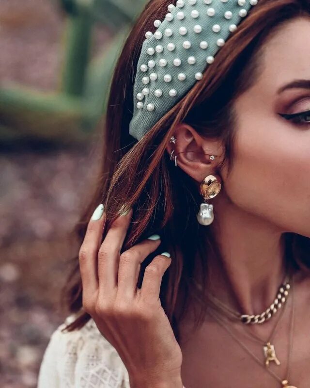 Majorica. девушка в украшениях. образ с жемчугом. образ с жемчугом. золотые серьги с жемчугом.