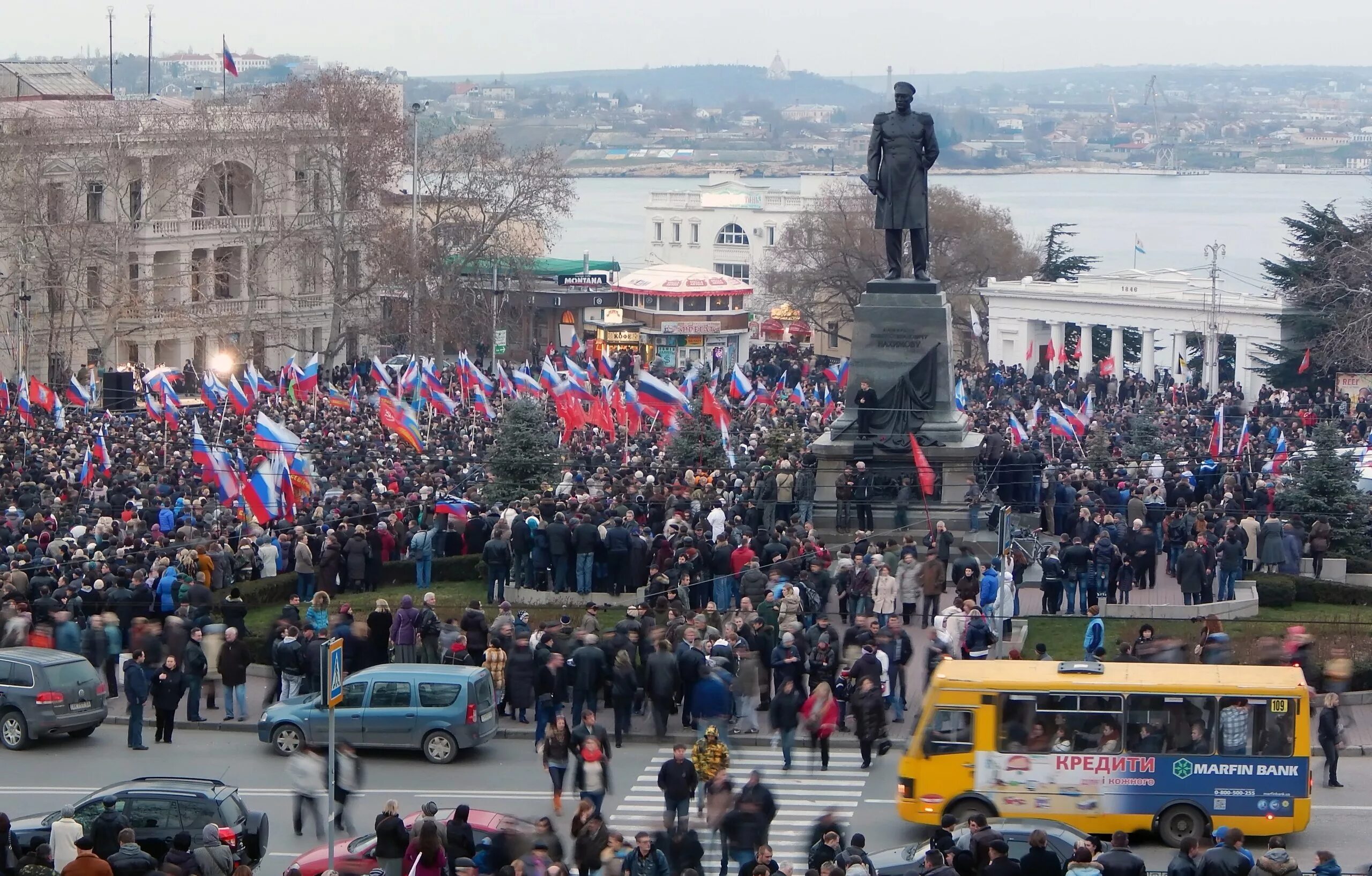 Митинг площадь Нахимова в Севастополе 2014. Севастополь площадь Нахимова 23 февраля 2014. Референдум Севастополь 2014 митинг. Севастополь 2014 год события