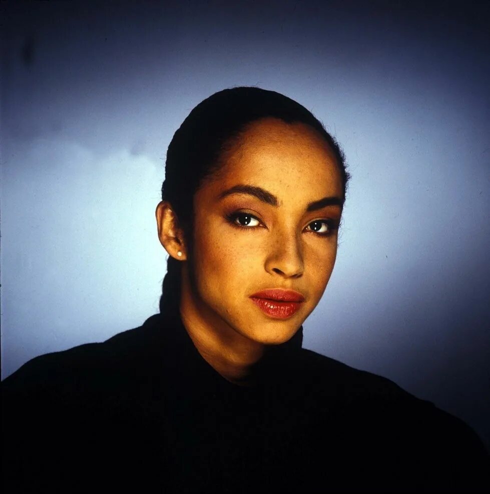 Слушать саде лучшее. Шаде британская певица. Шаде певица. Sade фотосессия. Шаде британская певица.