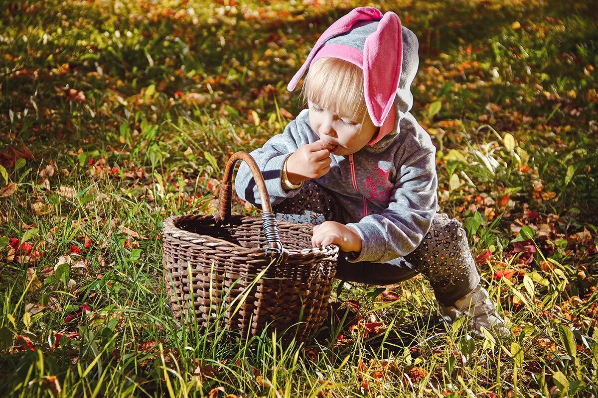 Дети с корзинкой. Человек с корзиной ягод. Сбор грибов. Человек лукошко. Человек лукошко.