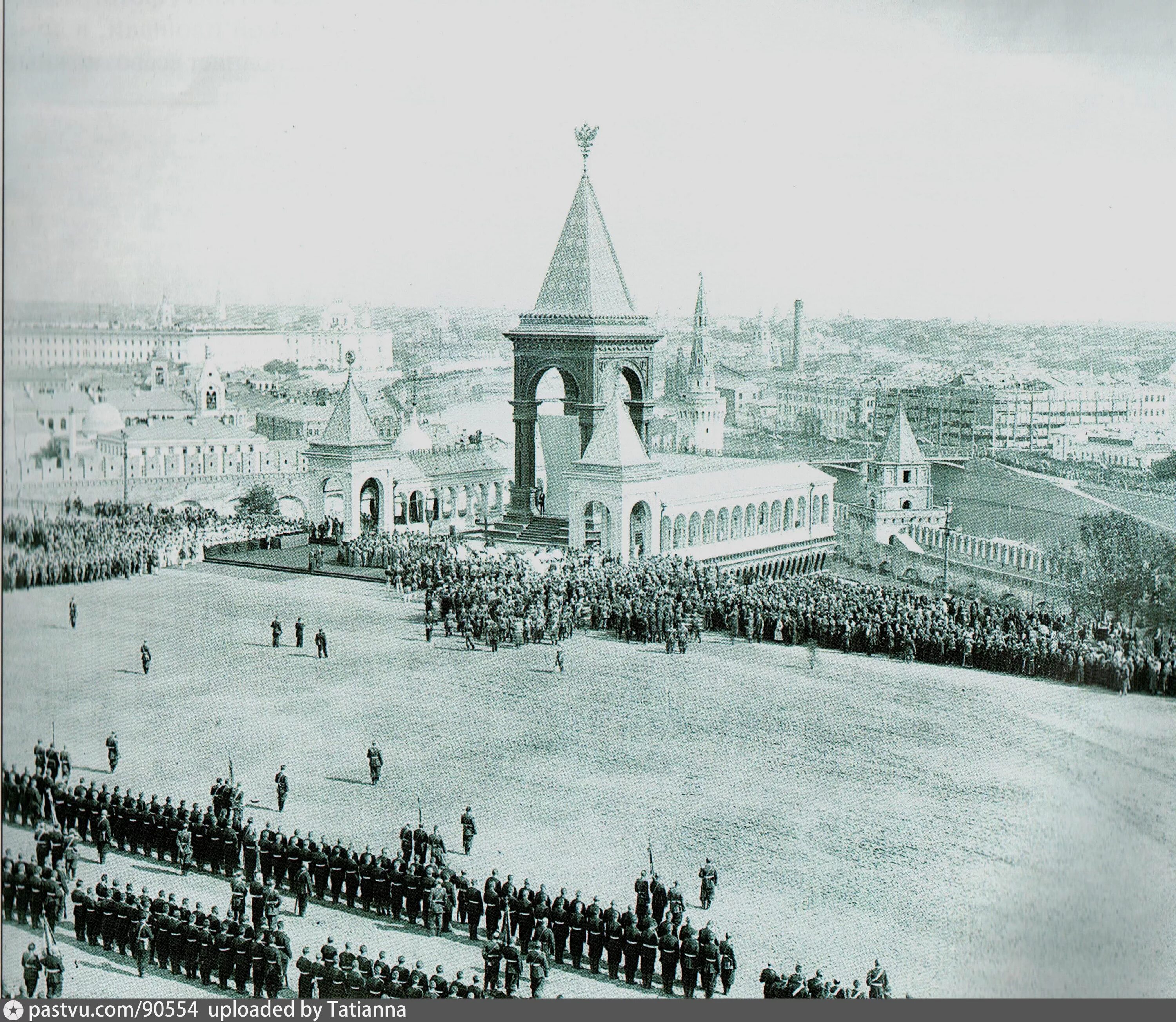 Памятник Александру 2 в Москве в Кремле. Памятник Александру II В Московском Кремле (1898). Памятник императору Александру II В Кремле. , Памятник Александру II В Кремле Москва 1930. Памятник александру в кремле