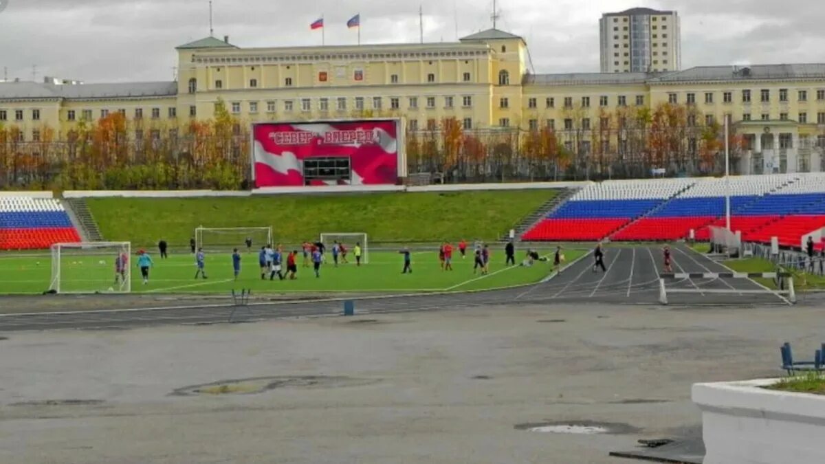 Центральный стадион мурманск. Стадион профсоюзов Мурманск. Центральный стадион профсоюзов Мурманск забор. Центральный стадион профсоюзов Воронеж.