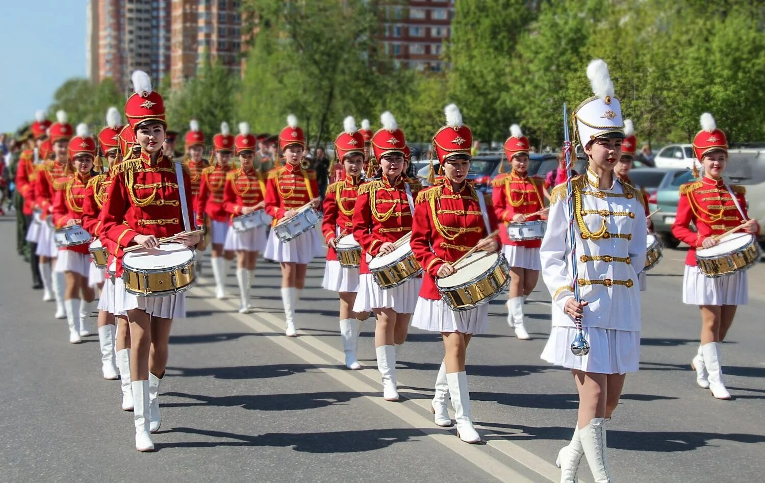 Идти строем