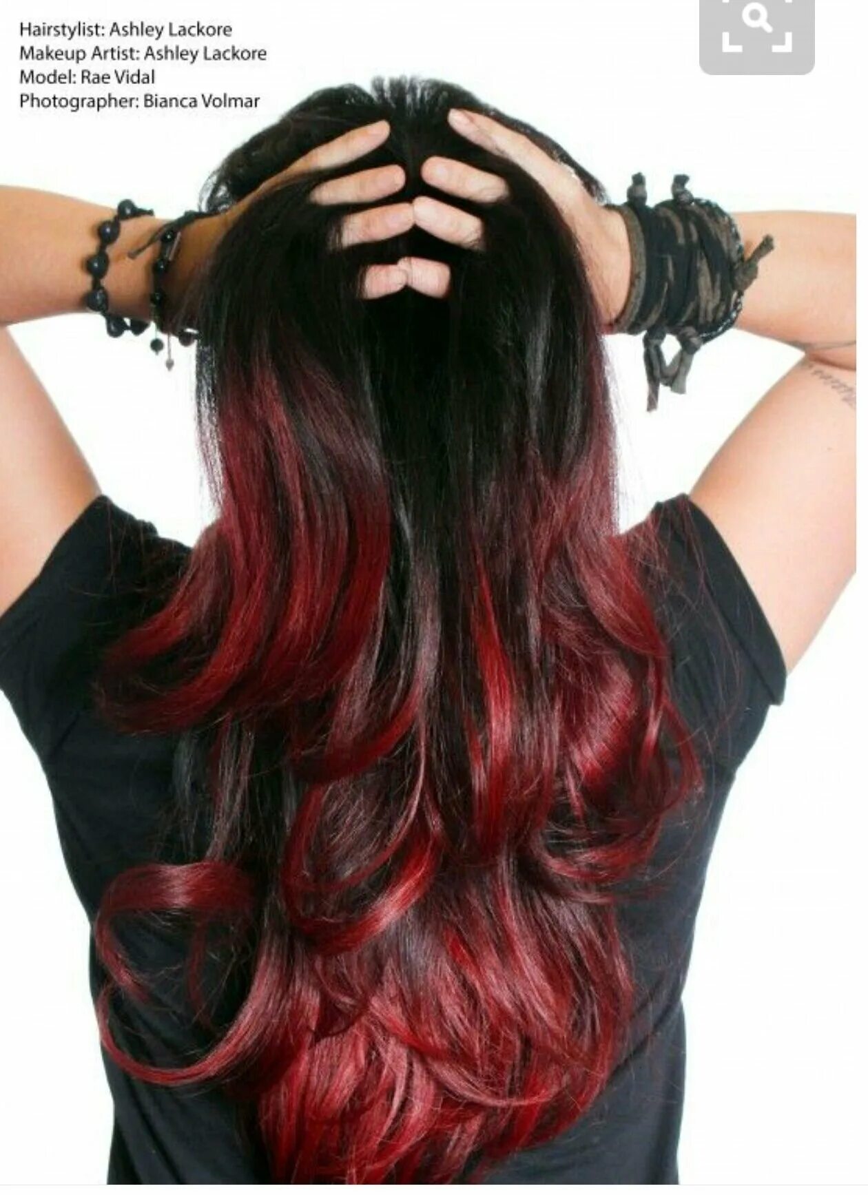 Черно красные волосы длинные. Мелирование на красные волосы. Чёрные волосы с красными прядями. Красное мелирование на темные волосы. Мелирование красным цветом.