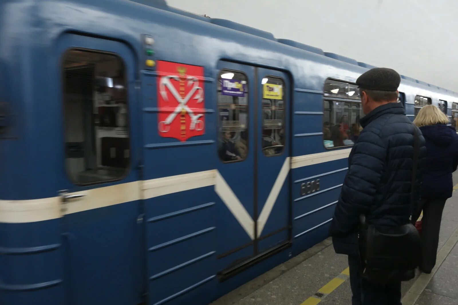 Почему закрыто метро в питере. Поезда на синей ветке. поезд метро. петербургский метрополитен поезда. пассажиры петербургского метрополитена.