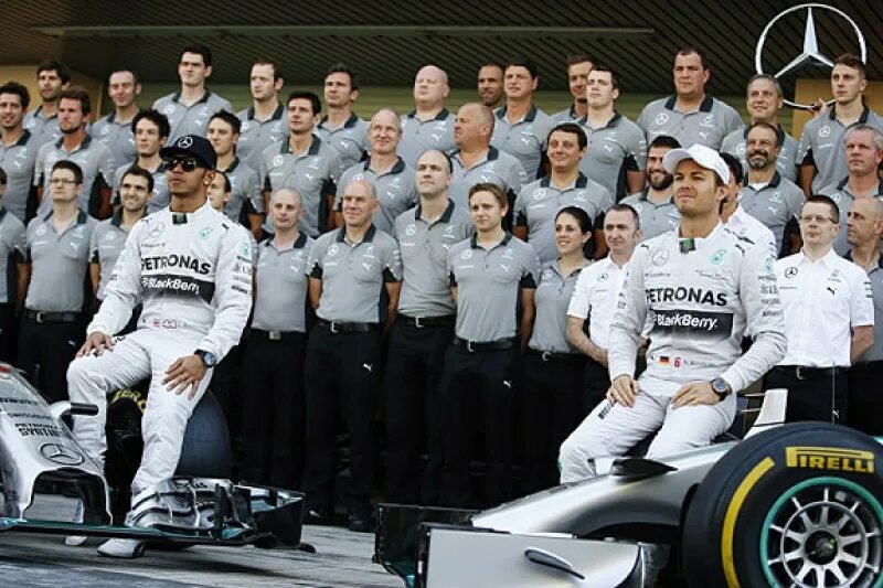 Пилоты мерседес формула. Команда мерседес ф1. mercedes f1 team. команда lewis hamilton. пилот ф1 мерседес.