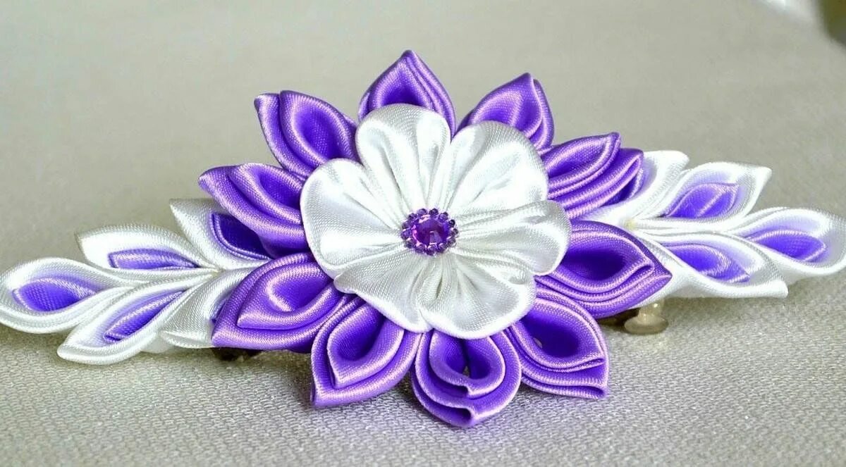 Цветы из лент техника. Заколочки из лент. Заколки из атласных ленточек. Заколки из лент своими руками. Заколки из атласных лент своими руками.