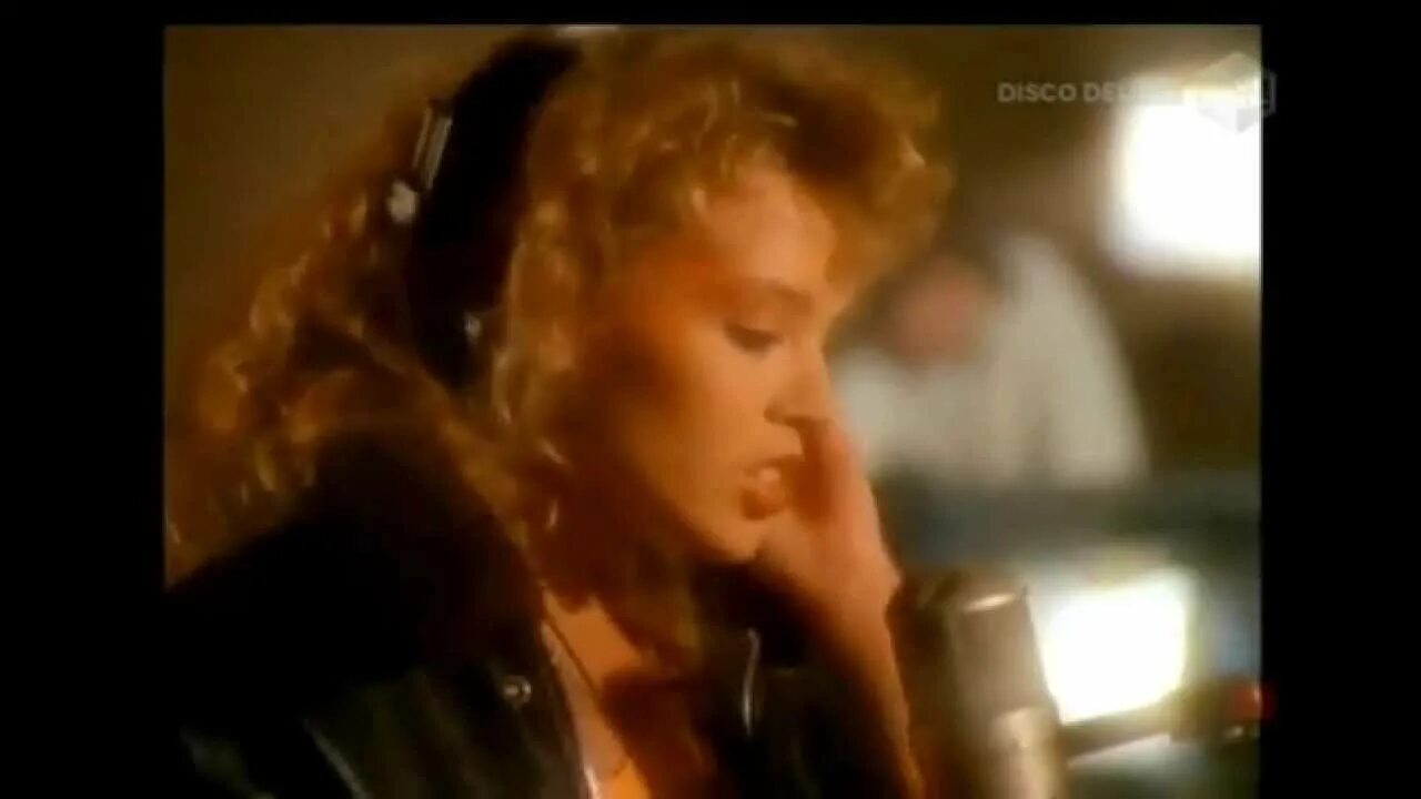 Клипы песни 80 зарубежная. Kylie Minogue Kylie 1988. Клипы 80 зарубежные. Kylie Minogue the Locomotion 1988. Kylie_Minogue the_Loco-Motion.