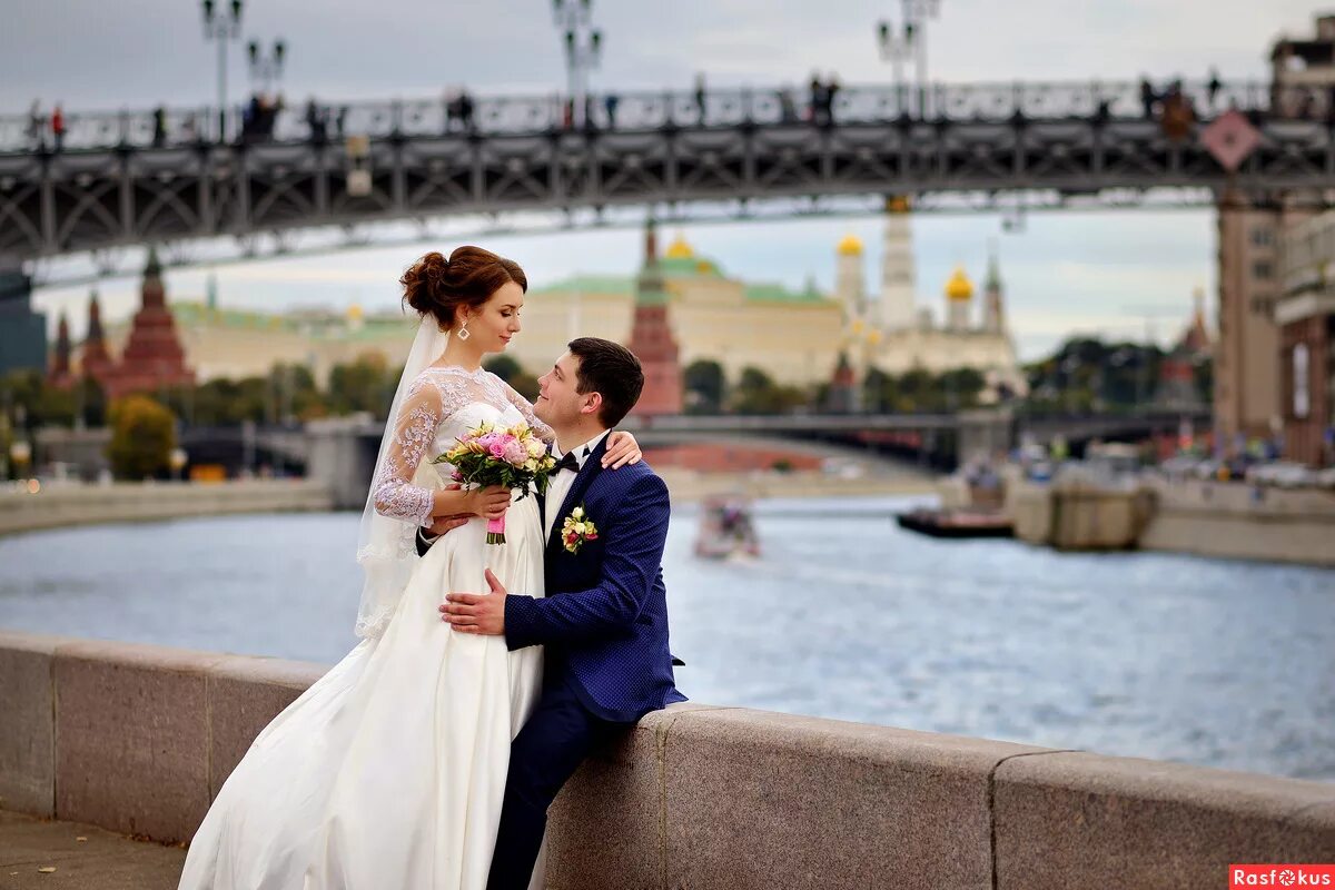 Жених спб. Свадебная фотосессия. Свадьба в Москве. Свадебная фотосессия на набережной Москвы.