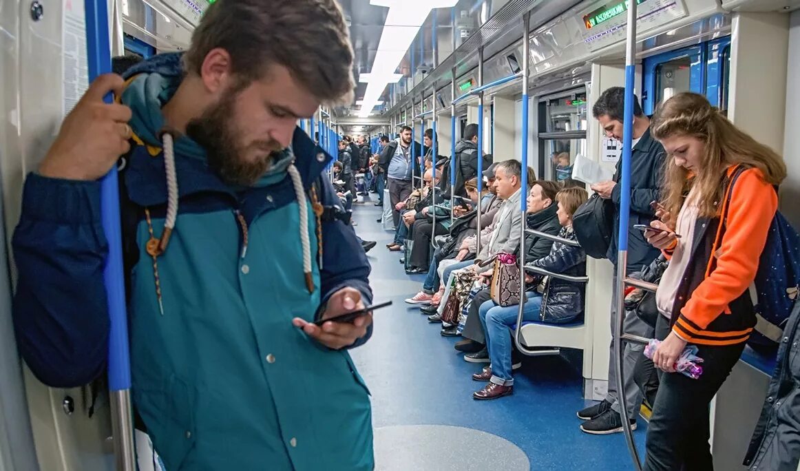 Подросток в московском метро. Люди с телефонами в метро. Люди в гаджетах в Московском метро. Пассажиры метро Москвы. Смартфон в метро.