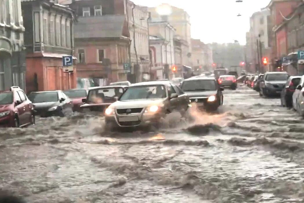 Ливень в Нижнем Новгороде 18 июля. Потоп в Нижнем Новгороде 18.07.22. Потоп на Алексеевской Нижний Новгород. Нижний Новгород потоп 18.07.2022.