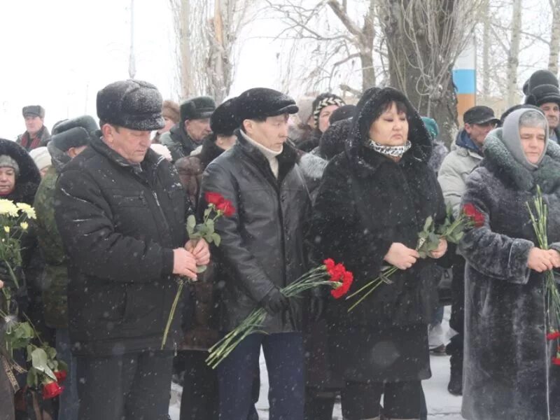 Воины интернационалисты красный Кут. Памятник воинам интернационалистам Саратов. Афганцы красный Кут. Воины афганцы Ртищево Саратовской. Прогноз погоды на 10 дней красный кут