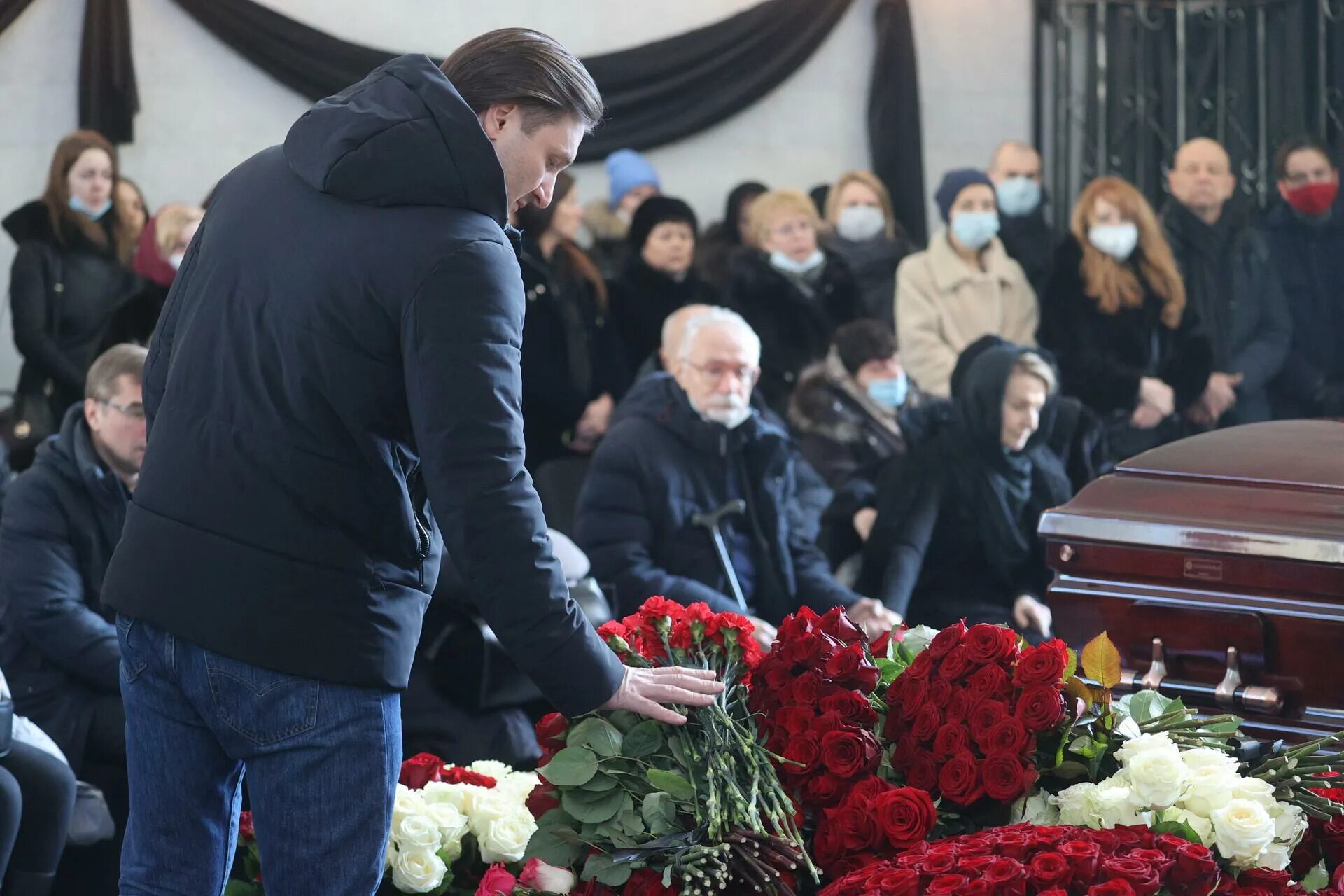 Прощание с людмилой алексеевой. Похороны алексеева. Алексеева правозащитница могила. Как проходит прощание с навальным. Похороны главы мчс зиничева.