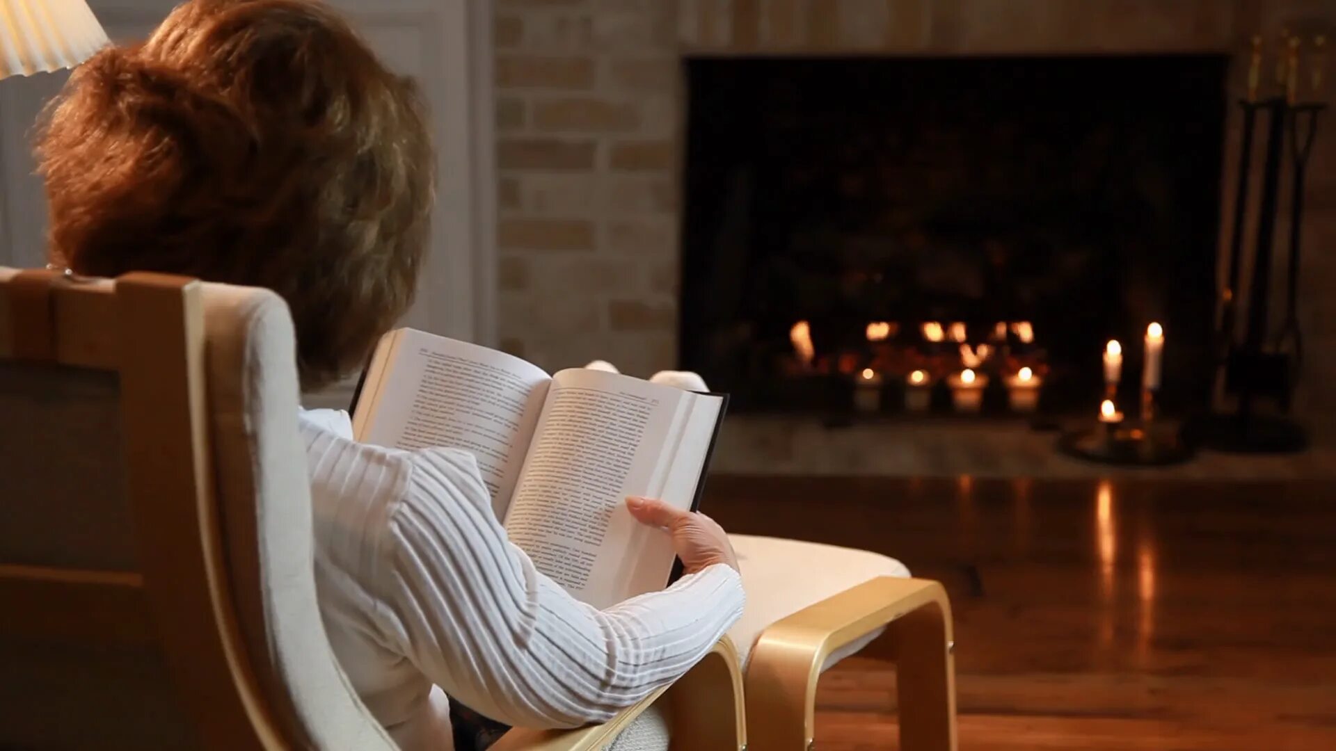 Кресло для чтения. Девушка в кресле с книгой. Уютное чтение. Женщина в кресле у камина. She books at home