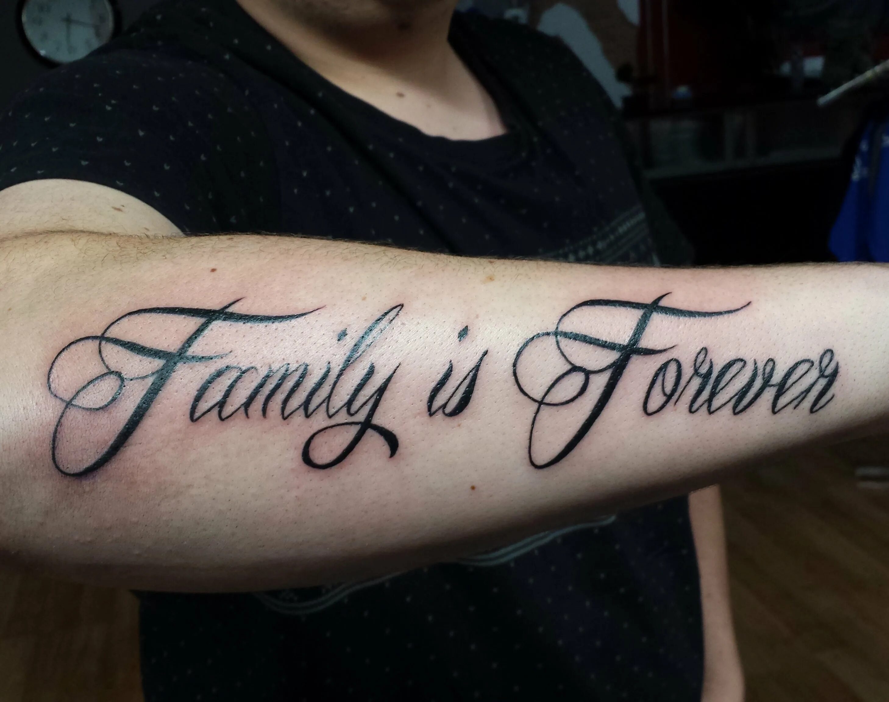 Надпись мои дети моя жизнь. Тату надписи. Семья на латыни тату. Моя семья моя крепость на латыни. Тату надпись на руке.