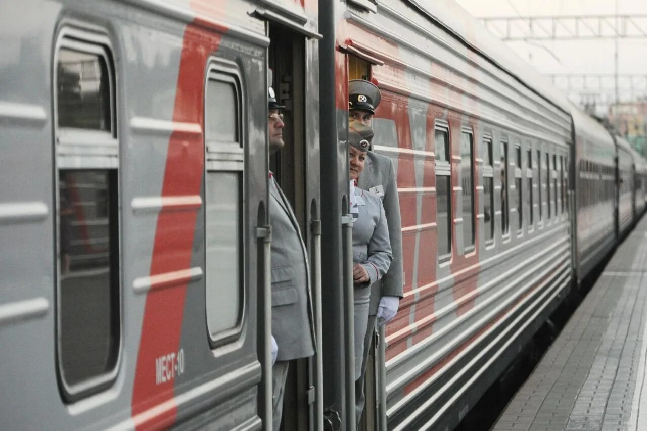 Проводники поездов данные. Поезд дальнего следования. проводник ржд. проводники англии. в эстонию не пустили поезд.