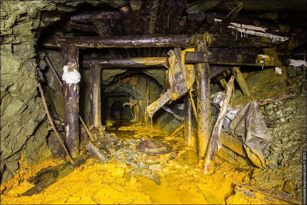 заброшенные шахтные выработки. угольная шахта. шахта кое. штрек шахты. шахта внутри.