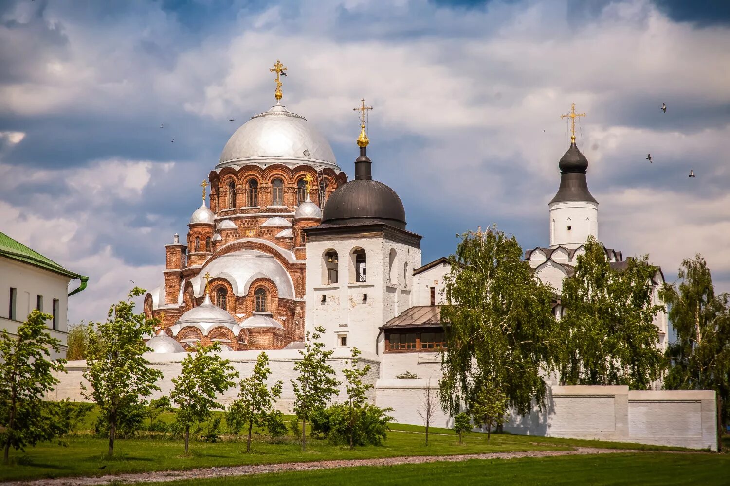 Свияжск церковь. Сергиевская Церковь Свияжск. Остров град Свияжск церкви. Церкви на острове Свияжск.