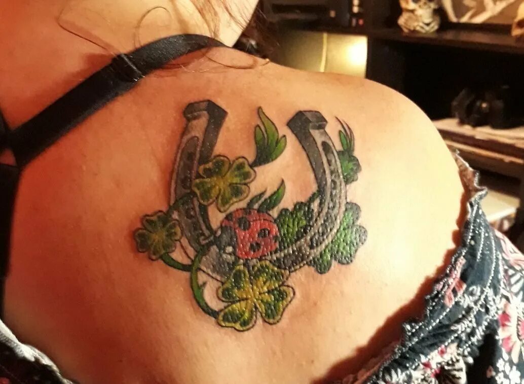 тату подкова для мужчин для удачи. тату на богатство и удачу для женщин. кельтский клевер трехлистный. тату на руке на удачу. тату на богатство и удачу для женщин.