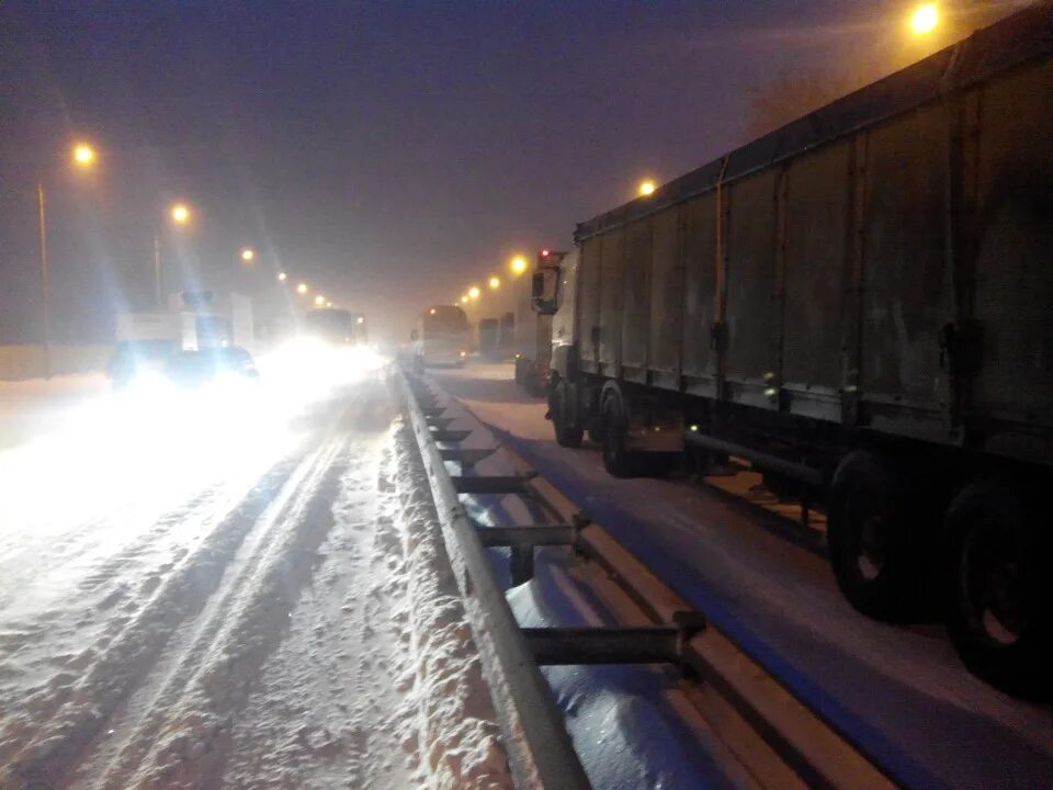 4 декабря ростов на дону. Фура в метель. Снегопад м4 Дон сегодня. Замело КАМАЗ. Метель на м4.